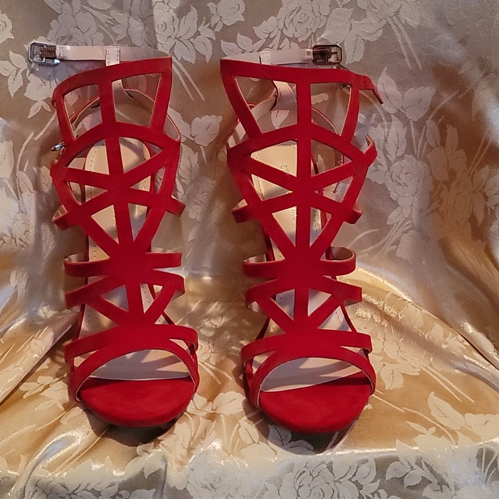 Caged Buckle side Hi Heel